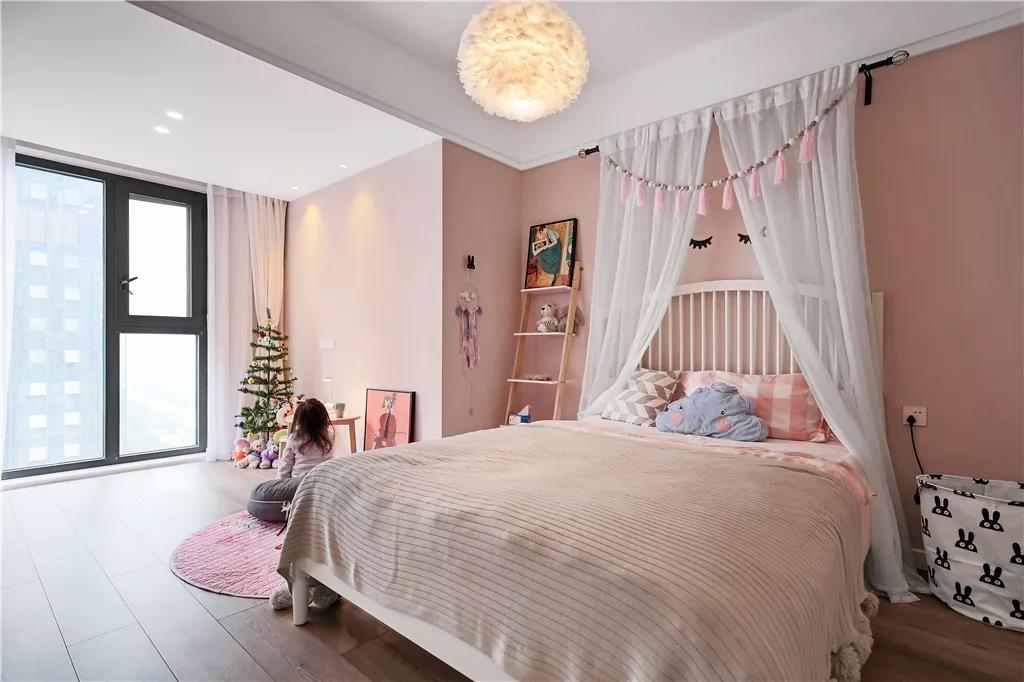 儿童房在淡粉色的空间基础，搭配一张白色实木床，还有床幔布置，为孩子提供了一个梦幻舒适的浪漫成长氛围。